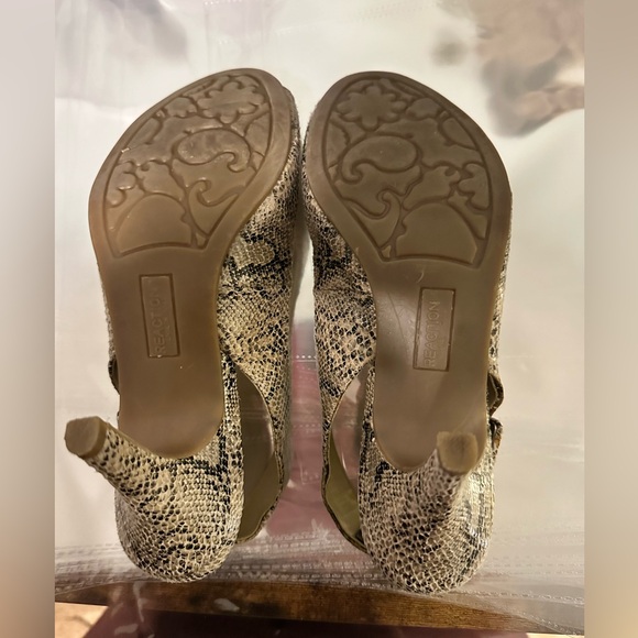 Kenneth Cole Reaction Kitten Heels, Size 8 - Picture 2 of 5